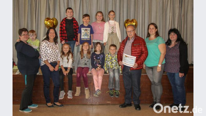 8 Kommunionkinder der Pfarrei Speinshart öffneten ihr Herz für schwerkranke Kinder und spendeten 525 Euro für die Hilfsorganisation. Unser Bild zeigt die Kinder mit den Tischmüttern und Spendenempfänger Andreas Steinl. Bild: do