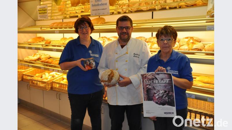 Bäckermeister Wolfgang Schmid überreicht den Erlös aus der Solibrot-Aktion an Doris Kellner (links) und Rita König. Bild: ak