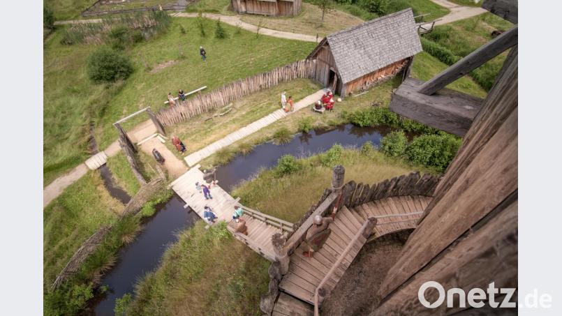 Besucher bei der Motte im Geschichtspark Bärnau-Tachov. Bild: Geschichtspark Bärnau-Tachov