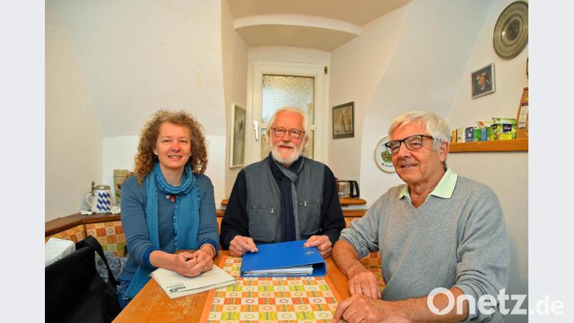 Ein Bürgerbegehren gegen den Fahrübungsplatz bringen (von links) Yvonne Rösel, Helmut Thomas und Peter Zahn auf den Weg. Bild: Andreas Royer