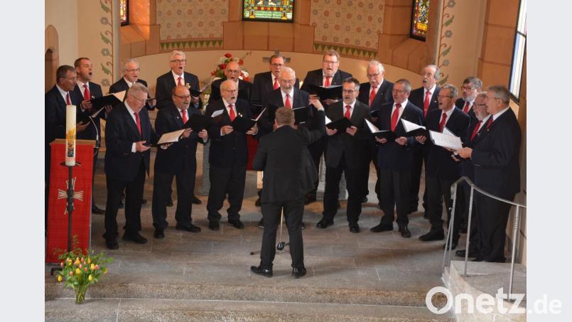 Ein beeindruckendes Benefizkonzert zugunsten der Mitterteicher Tafel gab am Sonntagnachmittag der Mitterteicher Männergesangverein in der Christuskirche. Die 19 Sänger um Chorleiter Michael Waldenmayer boten weltliche und geistliche Lieder. Bild: jr