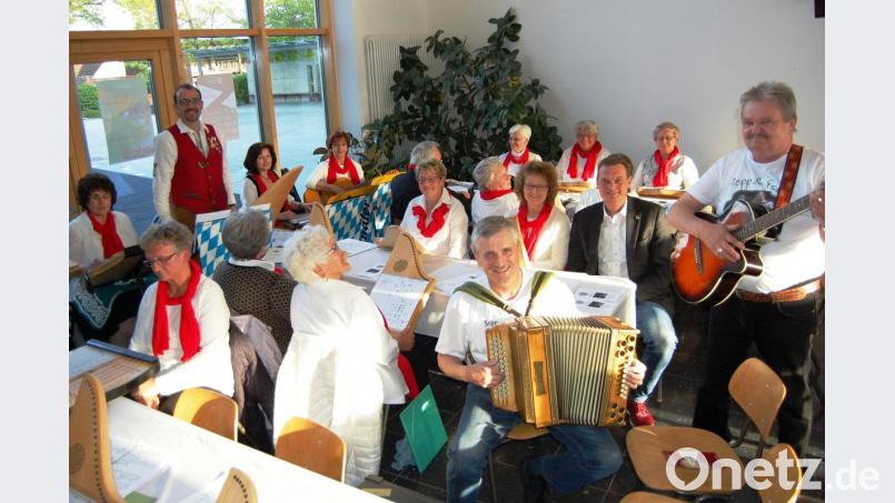 Die Akkordzither- und Veeh-Harfengruppe unter Leitung von Peter Aichholzer (links stehend) und Heidi Reichl (rechts daneben) sowie die „Zwou Schwougern“ Josef Fichtner (mit Gitarre) und Franz Fichtl (mit steirischer Quetschn) sorgen zur Eröffnung der diesjährigen Serenadenreihe für beste Unterhaltung. Bild: sm