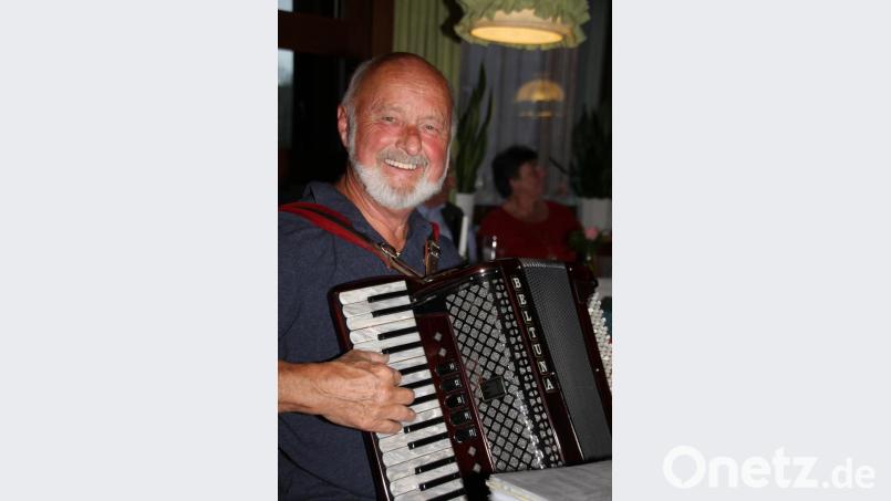 Gegründet hat den Musikanten- Stammtisch der ehemalige Berufssoldat Günter Pistor, der bei allen möglichen Anlässen seine „Quetschn“ auspackt und für Musik sorgt. Bild: frd