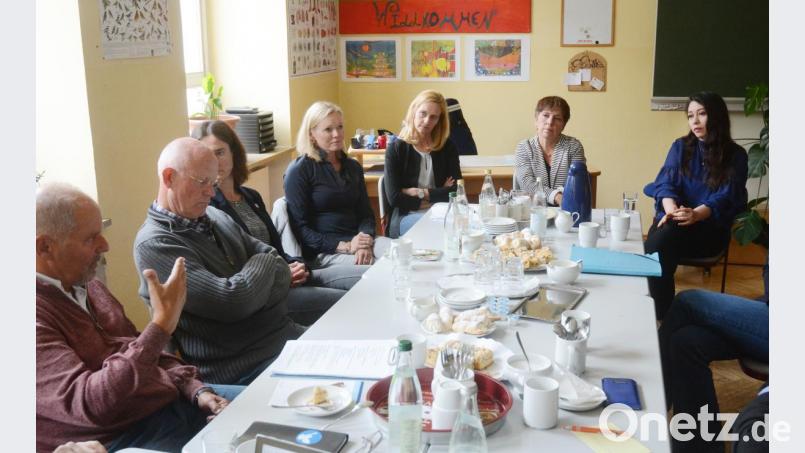 Jost Hess (von links), Klaus Kahbey, Terre-des-Homes-Pressesprecherin Insa Steinmeier, Alexandra Bühler, Katharina Ohmayer, Margot Käßmann und Samira Aghadadashova beim AK Asyl. Mit dabei waren auch noch die Vorsitzende von Terre des Hommes Birte Kötter sowie Veit Wagner, Hans-Peter Pauckstatt-Künkler, Ursula Hess und Abdullah Almuntafik. Bild: Gabi Schönberger
