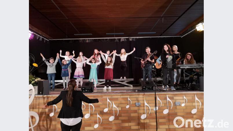 Der Mittelchor brachte unter der Leitung von Nadine Plößl zusammen mit der Combo der Musikschule Pfreimd beim Frühlingskonzert den Popsong „Perfect“ ebenso auf die Bühne. Bild: hir