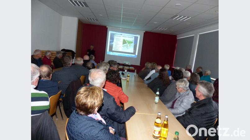 Im vollbesetzten Vereinszentrum lauschen die Gäste den Ausführungen von Rektor a.D. Josef Eimer. Bild: hme