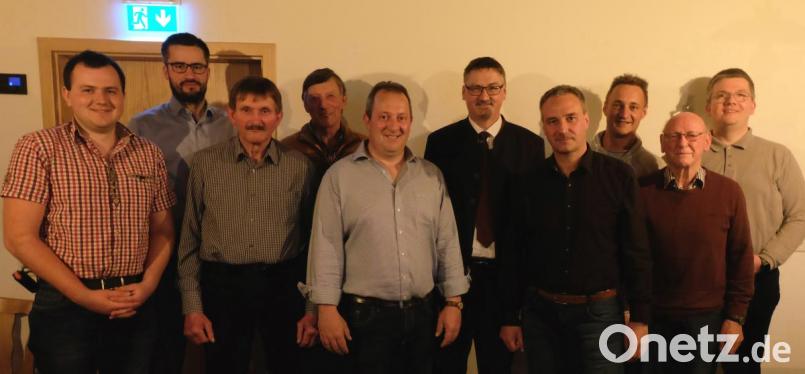 An der Spitze des CSU-Ortsverbandes stehen weiterhin Bürgermeister Hans Prechtl als Vorsitzender (Fünfter von rechts) sowie seine Stellvertreter Thomas Rohrwild (Vierter von rechts) und Thomas Koller (Zweiter von links). Als weitere Mitglieder gehören (von links) Sebastian Peltzer, Anton Prüfling, Franz Sorgenfrei, Edelbert Schmal, Helmut Sorgenfrei, Herbert Rohrwild und Stefan Wittmann zum Vorstand. Bild: ohr