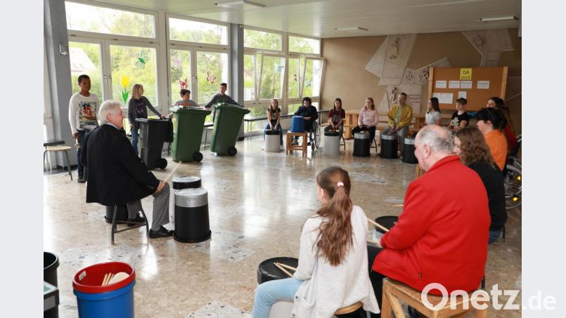 Taktgefühl bewiesen die Senioren in der Schlagwerkgruppe. Bild: njn
