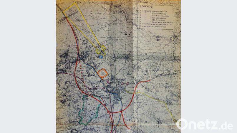 Es zeigt die Pläne nach vielen Änderungen in den Jahren zuvor, Stand etwa Anfang 1966, also vor der Entscheidung, die Fläche des Übungsplatzes um das doppelte auf 300 ha. zu vergrößern. Eingezeichnet sind im Süden der Stadt der Übungsplatz, westlich entlang der Straße nach Rothenbürg, die Kaserne auf der „Roten Erde“, der Schießplatz im Norden mit Munitionslager und die geplanten Wohnungsbauten. Es sollten damals über 1.100 Soldaten und Verwaltungskräfte nach Tirschenreuth kommen. Rot eingezeichnet ist auch die damals geplante Umgehungsstraße von Tirschenreuth. Auch die ist – man möchte fast sagen leider - nie gebaut worden, aber das ist wieder eine andere Geschichte. Bild: exb