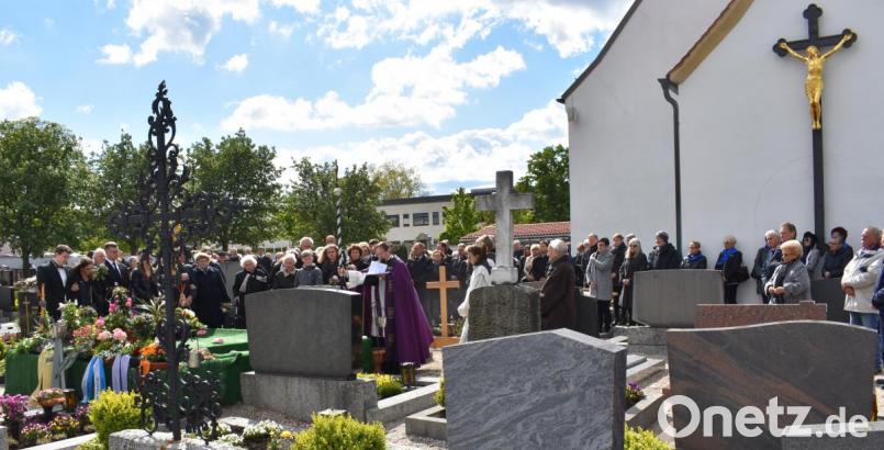 Eine große Trauergemeinde nahm Abschied von der "Stich'n"-Wirtin. Bild: rgr