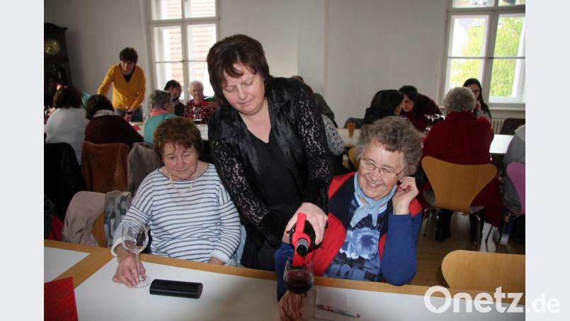 Ein Gläschen vom Roten ließen sich auch die Vertreterinnen des Frauenbundes schmecken, den ihnen Tanja Meister servierte. Bild: wro