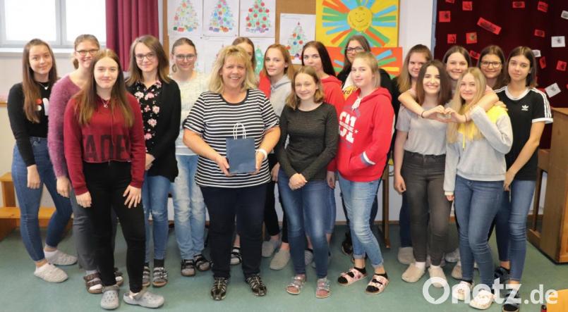 Angelika Würner, Geschäftsführerin des Kreisverbands der AWO im Landkreis Tirschenreuth, war in der Sozialwesengruppe der Klasse 9b der Mädchenrealschule der Zisterzienserinnen zu einem Expertengespräch zu Gast. Bild: exb