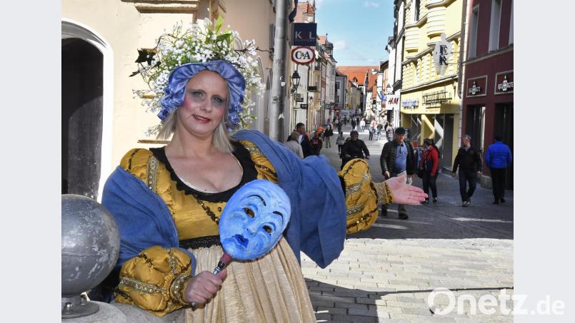 Hereinspaziert in die Fußgängerzone: Stephanie Dotzler stellt beim Welttheater die Trägheit dar - eine der sieben Todsünden, die am Samstag in der Altstadt künstlerisch thematisiert werden. Bild: Petra Hartl