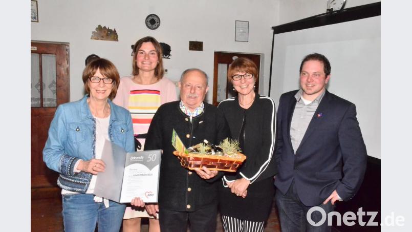Seit 50 Jahren ist Hans Zeug (Mitte) im AWO-Ortsverband Waidhaus Mitglied. Bild: fjo