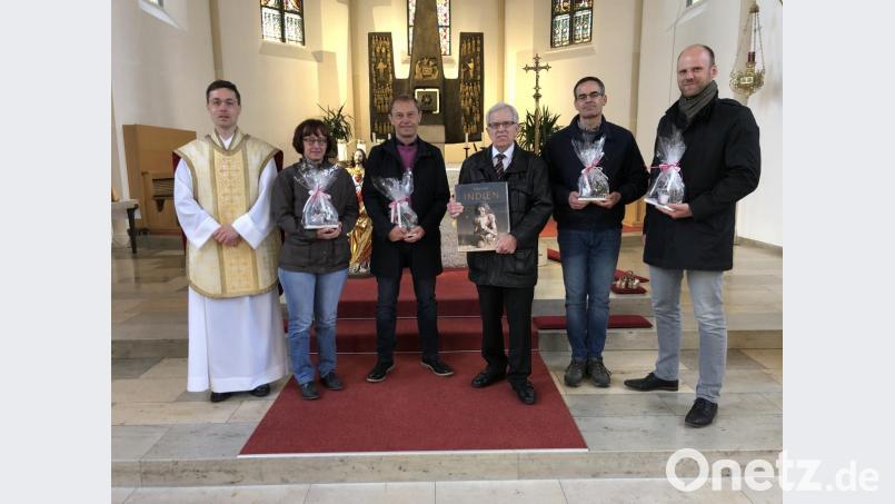 Pfarrer Stefan Rödl dankt Christa Strobl, Sebastian Grundler, Wolfhard Erling, Roland Güll und Markus Punzmann (von links) für die Tätigkeit in der Kirchenverwaltung.