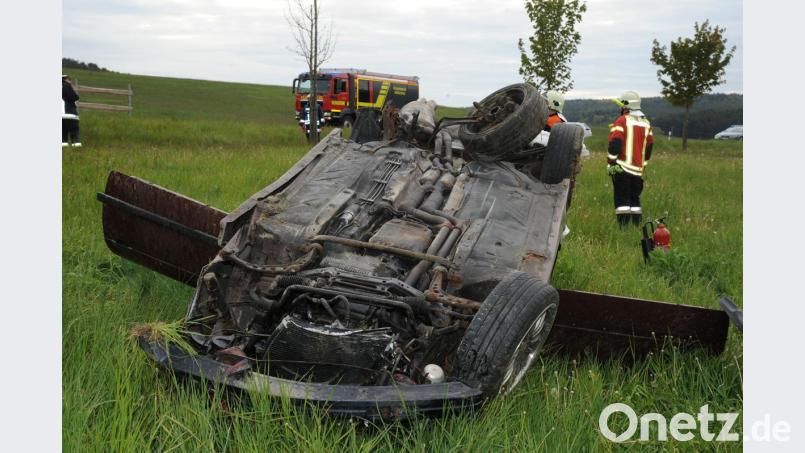 Von der Straße abgekommen und nach einem Überschlag auf dem Dach gelandet: Bei Ehenfeld ist am Mittwochvormittag ein Autofahrer verunglückt. Bild: gf
