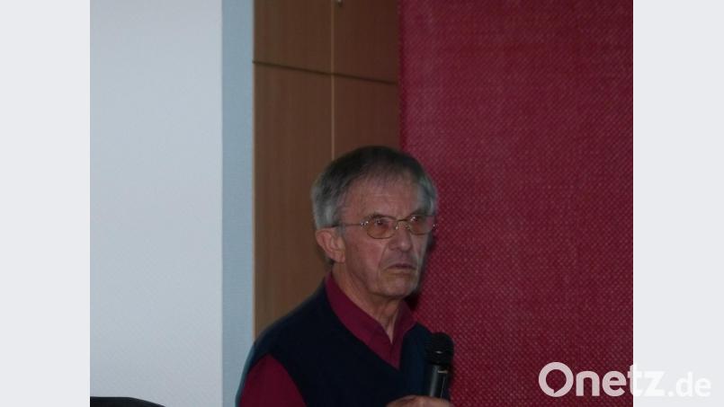 Referent Josef Eimer berichtet vom Großbrand vor rund 200 Jahren. Bild: hme