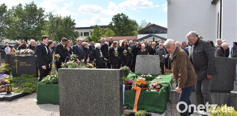 Eine große Trauergemeinde nahm Abschied von der "Stich'n"-Wirtin. Bild: rgr