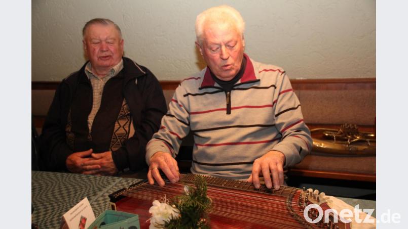 Auch der bereits über 80-jährige Anderl Lobinger ist mit seiner Zither gerne dabei, sein älterer Bruder Bartholomäus singt dazu Lieder aus früheren Zeiten. Bild: frd