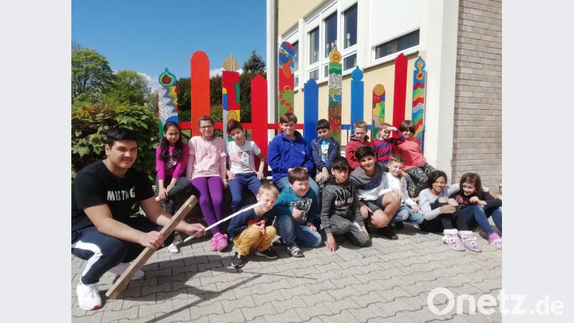 Schüler vor dem neu gestalteten Eingangsbereich. Bild: ulh