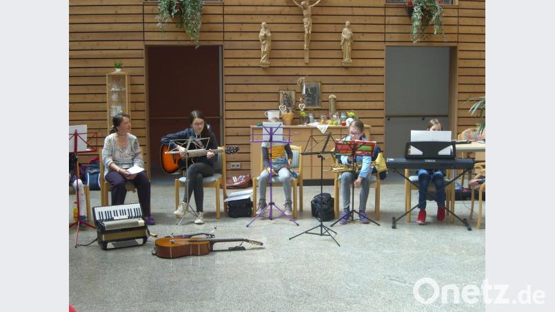 Mit beliebten Melodien spielen sich Leiterin Kerstin Lutz (links) und ihre jungen Musikanten in die Herzen der Senioren. Bild: jzk