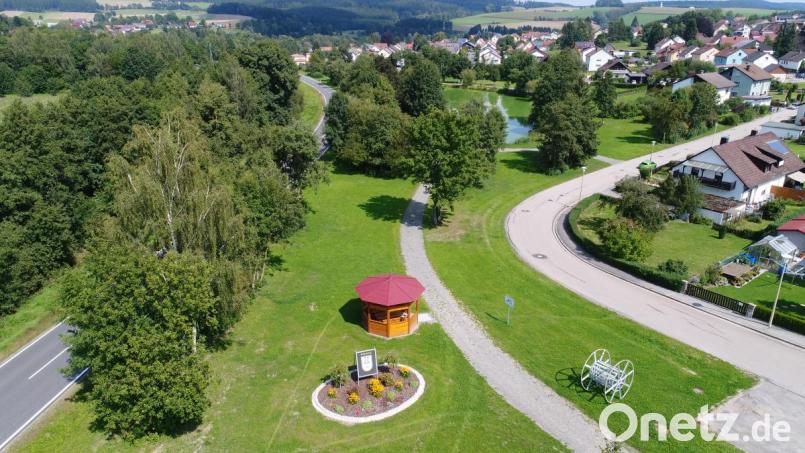 Die Grünflächen am Bor-Platz und beim Herrenpoint-Weiher sollen nach den Vorstellungen der Freien Wählergemeinschaft Pleystein seltener gemäht werden. Bild: bey