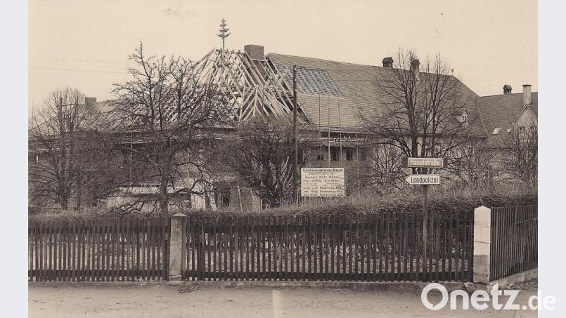 Ältere erinnern sich beim Blick auf dieses Bild: Das bestehende Schulhaus wurde in den 1950er Jahren erweitert. Links grenzt die 1969 als Hauptschule gegründete heutige Mittelschule an. Das Bild entstand im Jahr 1951, als im Dezember Richtfest gefeiert wurde. Archivbild: wro