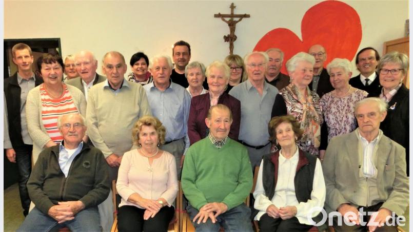 Die Katholische Pfarrgemeinde hat die Ehepaare eingeladen, die schon 25, 40, 50, 55, 60 und 65 Jahre miteinander verheiratet sind. Zuerst wurde in einem Gottesdienst dafür gedankt. Anschließend fand eine Feier im Jugendheim statt. Bild: rgr