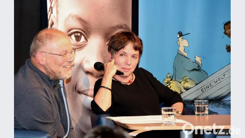 Im Franz-Joachim-Behnisch-Saal der Regionalbibliothek unterhielt sich die frühere Bischöfin und EKD-Ratsvorsitzende Margot Käßmann als Botschafterin des Kinderhilfswerks Terre des Hommes mit dem Leiter des Weidner Arbeitskreises Asyl, Jost Hess. Dieses &quot;Werkstattgespräch&quot; verstand sich als Begleitung zur Ausstellung &quot;Alle in einem Boot. - Karikaturen zu Afrika und Europa&quot;, die in der Regionalbibliothek zu sehen ist. Bild: Thomas Dobler