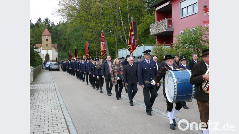 Fünf Feuerwehren und ein Schützenverein begingen mit ihren Fahnenabordnungen den Florianstag in Seugast. Bild: ö
