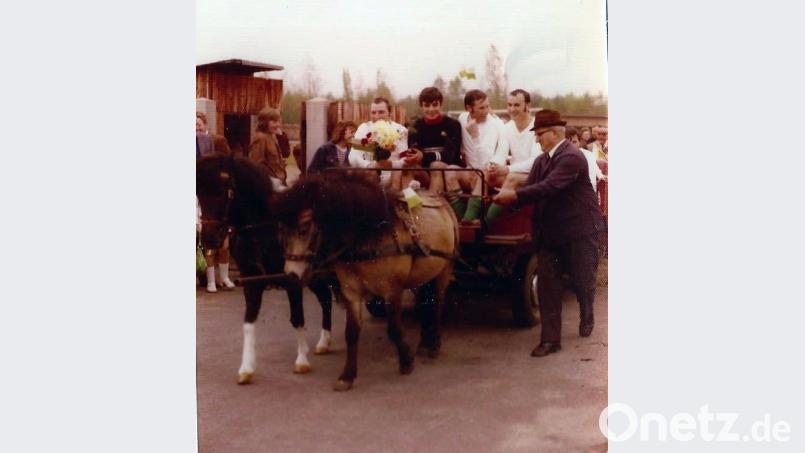 „Ponypfarrer“ Michael Gschwendtner kutschierte 1974 höchstpersönlich die DJK-Fußballmannschaft mit ihrem Trainer Jakob Scharf bei einer Meisterfeier durch den Ort. Bild: sja