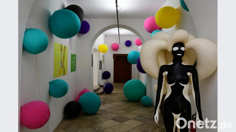 Skurril, ästhetisch streng, zeitgeistlich, schräg bis avantgardistisch, all das ist Luftkunst in Amberg. Hier eine Aufnahme aus der knallbunten Sonderausstellung
„Inflandia“ der russischen Künstlerin Sasha Frolova im Mai 2017. Bild: Petra Hartl