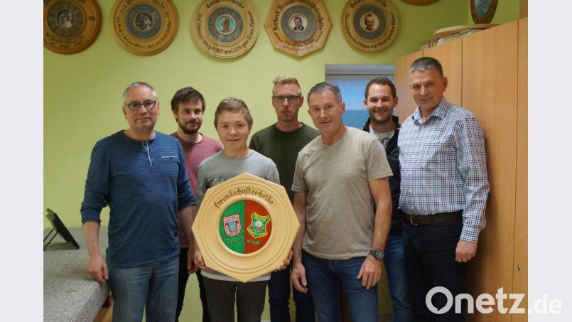 Die Freundschaftsscheibe gewann Maximilian Ost (Dritter von links) mit 37 Ringen. Dazu gratulierten (von links) Feuerwehrvorsitzender Thomas Bayer, zweiter Kommandant Johannes Schmid, Kommandant Hans-Jürgen Schlosser, Sportleiter Günther Gradl, Schießleiter Matthias Reis und zweiter Feuerwehrvorsitzender Sven Ost.