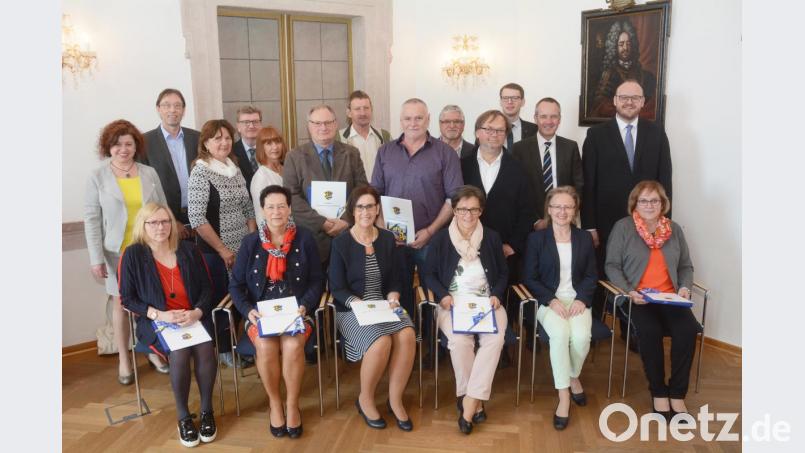 Landrat Andreas Meier (zweiter von rechts) überreichte 13 Mitarbeitern Urkunden und ein kleines Geschenk als Dank für jahrzehntelange Beschäftigung. Bild: Gabi Schönberger
