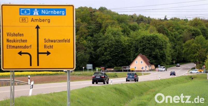 Die Grünwald-Kreuzung am westlichen Stadtrand von Schwandorf beschäftigte diese Woche den Kreis-Bauausschuss. Dabei gab es Widerspruch zu den momentanen Plänen, dort eine Ampelanlage aufzustellen. Bild: Thomas Dobler