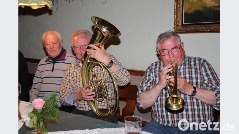 Die „Blechmusi“ ist beim Hobby-Musikantenstammtisch genauso daheim wie das Schifferklavier, die Gitarre, die Zither, die Mundharmonika oder die Rhythmuslöffel. Wer grad nicht mitspielt, der singt einfach mit. Bild: frd