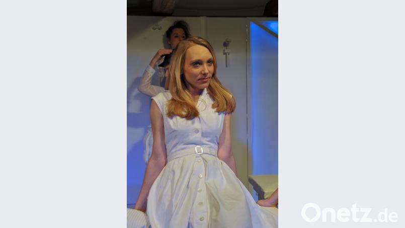 Katharina Stark in dem Stück &quot;Acht Frauen&quot;, in dem sie auf der Bühne des Landestheaters Oberpfalz zu sehen war. In Zürich wird die gebürtige Weidenerin als Regieassistentin tätig sein. Bild: exb