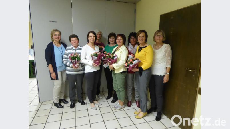 Die beiden Vorsitzenden Maria Lippert und Barbara Dirrigl zeichneten zahlreiche Mitglieder für ihre langjährige Treue zum Frauenbund aus. Bild: di