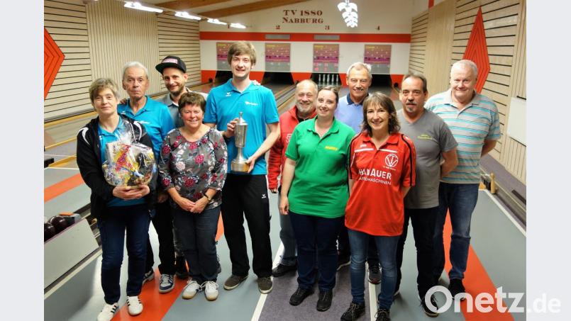 Die Turniersaison ist eröffnet. Im Bild die Vertreter der teilnehmenden Mannschaften und die Einzelbesten. Bild: exb/Gerhard Ubl