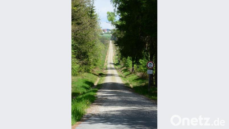 Ob dieser Weg, schräg unterhalb der Hochspannungsleitung asphaltiert werden kann, muss noch geklärt werden. Die Freie Wählergemeinschaft sieht den Weg als Anbindung an den entlang der B 470. Bild: bey