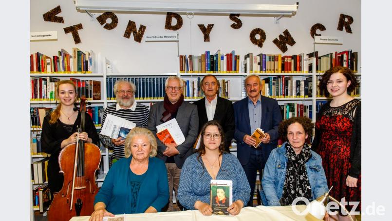 Hannah von Glasow, Alfred Wolfsteiner, Thomas Dobler, Franz Schindler, Franz Xaver Huber, Nele von Glasow (stehend, von links) sowie Waltraud Wördemann, Anja Wilhelm und Daniela von Glasow-Kalischek (sitzend, von links) gestalteten die Lesung in der Stadtbibliothek. Bild: sus
