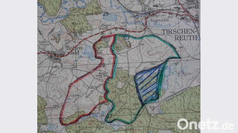 Die Forderung kam am 6. Juli 1966, ohne jede Vorankündigung, gleich mit einem Besichtigungskomitee. Zwei Kernaussagen folgten: Die Kaserne kommt (wieder einmal), jetzt Panzergrenadiere, deshalb ist der Truppenübungsplatz auf 300 ha zu verdoppeln. Paff, das hat gesessen. Oberndorfer und Kraus als Bürgermeister befürchten nichts Gutes. Das Naturdenkmal Wolfenstein wäre jetzt mitten im Übungsgelände. Es folgte Protest und Resolution der kampfbereiten Hohenwalder Bauern. Zu Auseinandersetzungen kam es aber nicht, weil wenige Monate später dann doch endgültig Schluss war mit der Kaserne. Dem Staat ging schlicht das Geld aus, Bild: exb