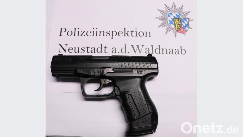 Die schwarze Softairwaffe, optisch wie eine Pistole Walter P99, haben die Beamten sichergestellt. Bild: exb/Polizei Neustadt