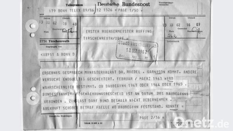 Heute schon vergessen, war das in den 60ern der höchste technische Standard, das Telex. Am 13. Dezember 1962 schickte der damalige Bundestagsabgeordnete Franz Weigl, später Landrat, eines aus dem Bundestag direkt an die Stadt Tirschenreuth. Eine von insgesamt über 10 (!) Zusagen für den Bau der Kaserne, die in der Stadt im Lauf der Jahre eintrafen. Allerdings folgten auch ebenso viele Relativierungen und Verschiebungen. Eine def. Absage war in den Unterlagen nicht zu finden. Bild: exb