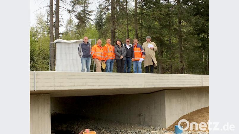 Die Forellenbachbrücke ist so gut wie fertig. Bei einem Ortstermin mit Bürgermeisterin Birgit Höcherl, Schönsee, (Mitte) und Manfred Dirscherl, Weiding, (rechts daneben), informierte Henner Wasmuth, Leiter des Straßenbauamtes, (rechts) über den weiteren Zeitplan zum Ausbau der Staatsstraße. Bild: ihl