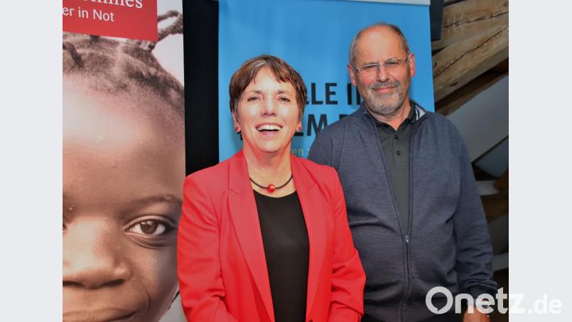 Asyl, Flucht und Migration sind Themen, die Politik und Gesellschaft vor große Herausforderungen stellen. Integration wird dabei heiß diskutiert - auch von Margot Käßmann und Jost Hess, die sich am Dienstag zu einem &quot;Werkstattgespräch&quot; in der Regionalbibliothek getroffen haben. Bild: Thomas Dobler