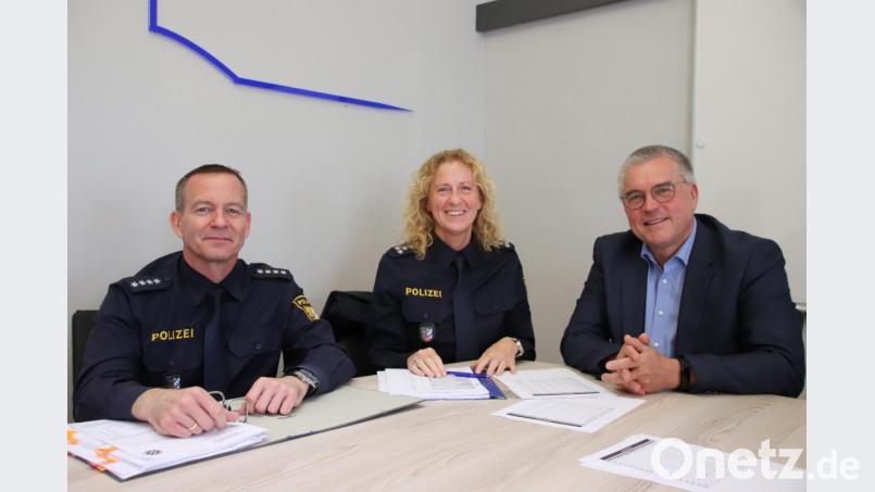 Stefan Weinberger und Sabine Roidl von der Polizeiinspektion Nabburg statteten dem Rathaus einen Besuch ab, wo sie Bürgermeister Richard Tischler (von links) in seinem Büro zum Sicherheitsgespräch empfing. Bild: Thomas Dobler