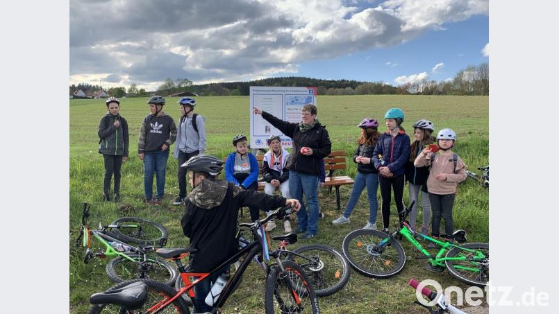 Mit Pfarrer, Kaplan, Mitgliedern des Sportvereins sowie Monika Stahl (Mitte) brechen die Immenreuther Firmlinge zu einer Radtour auf, bei der sie den sieben Schätze des Heiligen Geistes nachspüren. Bild: mez