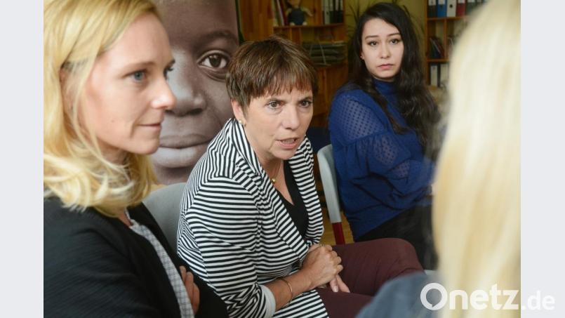 Margot Käßmann (Mitte) spricht mit Katharina Ohmayer (links) und Alexandra Bühler von der Beurer-Stiftung in Ulm, die über Terre des Hommes auch den AK Asyl unterstützt. Bild: Gabi Schönberger