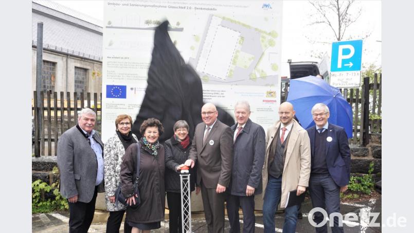 Der Vorhang fällt, die Bautafel an der Glasschleif in Marktredwitz ist enthüllt. Darüber freuen sich (von links): Klaus Haussel, Petra Ernstberger, Birgit Seelbinder, Heidrun Piwernetz, Oliver Weigel, Karl Döhler, Stefan Büttner und Horst Geißel. Bild: fppp